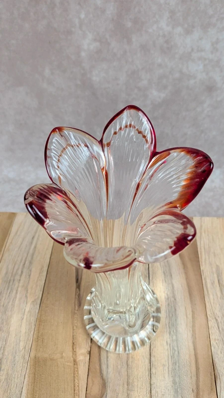 Jarrón de vidrio vintage en forma de flor con borde rojo rubí – photo 3